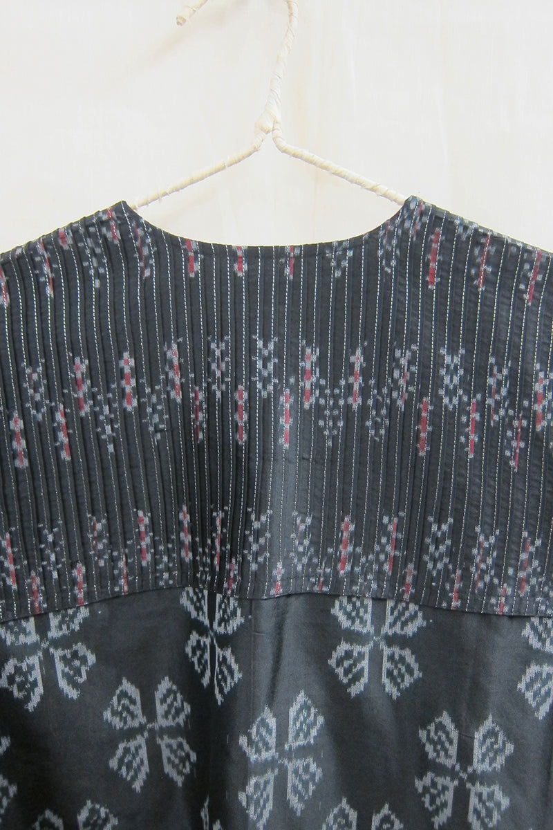 Siyah Charpatti Phool Silk Ikat Kurta