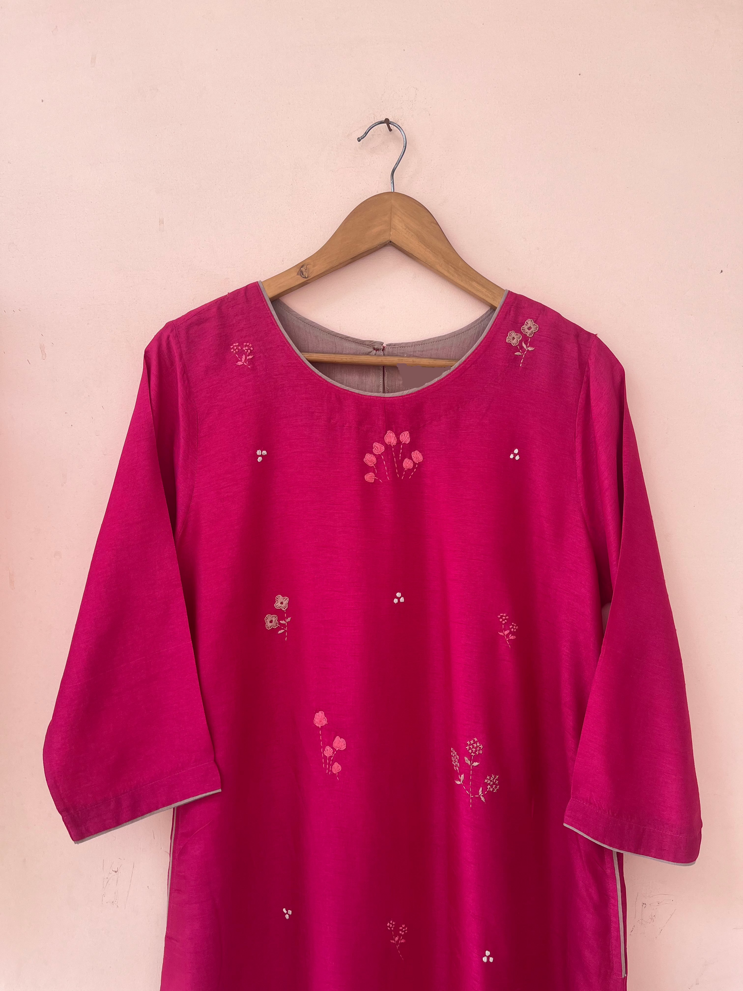 Round neck embroidered kurta